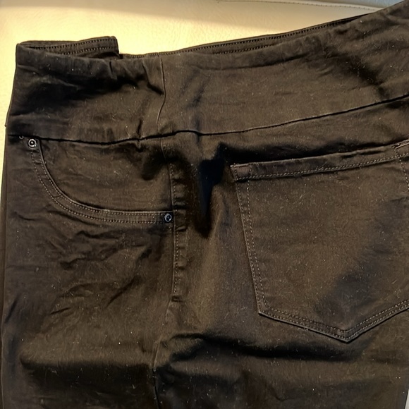 Lee Ladies pull on shorts Black Denim Excellent Condition Size 16 very comfy. - Picture 5 of 11
